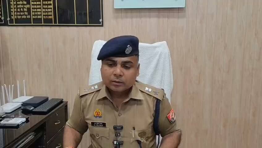 #जनपद गाजीपुर में आईएस-191 (मुख्तार अंसारी गिरोह) के सदस्यों / सहयोगियों एवं तत्कालीन शस्त्र लिपिकों/अधिकारियों के विरुद्ध शस्त्र लाइसेन्सों के सापेक्ष निर्गत शस्त्रों के दुरूपयोग के संबंध में अभियोग पंजीकृत
पुलिस उपमहानिरीक्षक, वाराणसी परिक्षेत्र, वाराणसी महोदय के आदेश के क्रम में संगठित/पेशेवर अपराधियों, माफियाओं के विरूद्ध कार्यवाही के अनुपालन में कुख्यात माफिया मुख्तार अंसारी(वर्तमान में मृत) एवं उसके परिजनों को निर्गत शस्त्रों की वर्तमान स्थिति, गैंग(आई0एस0 191) के सदस्यो एवं सहयोगियों को निर्गत कुल 51 शस्त्र लाइसेन्सों पर क्रय विक्रय किये गए 145 विभिन्न शस्त्रों के भौतिक सत्यापन एवं जाँच हेतु अपर पुलिस अधीक्षक नगर एवं ग्रामीण के नेतृत्व में क्षेत्राधिकारियों एवं थाना प्रभारियों की अलग-अलग टीमों का गठन कर सत्यापन एवं जाँच की कार्यवाही करायी जा रही है । जाँच/ भौतिक सत्यापन के क्रम में क्रय विक्रय किये गये कुछ शस्त्रों की वर्तमान स्थिति ज्ञात नहीं हो सकी है एवं क्रय विक्रय में अनियमितता के तथ्य प्रकाश में आये हैं । उक्त शस्त्रों से संबंधित पत्रावली तत्समय जिला मजिस्ट्रेट गाजीपुर कार्यालय के सम्बन्धित शस्त्र लिपिक को अपने आपराधिक कृत्यों से प्रभाव में लेकर उनके साथ मिलीभगत व आपराधिक षड़यंत्र कर शस्त्र लाइसेंस से सम्बन्धित मूल पत्रावली व क्रय-विक्रय पत्रावली को जिला मजिस्ट्रेट कार्यालय से गायब कराकर आपराधिक न्यास भंग किया गया है ताकि उक्त शस्त्रों का प्रयोग आई.एस. 191 गैंग के सदस्यों द्वारा स्वच्छंदतापूर्वक अपराध कारित करने में किया जा सके । जिसके सम्बंध में अभियोग पंजीकरण की कार्यवाही कराई जा रही है ।
*कृत कार्यवाही का विवरण –* जांच/सत्यापन के क्रम में अफजाल अंसारी को शस्त्र लाइसेंस संख्या 1188/पी 11 सम्बंधित शस्त्र लाइसेन्स पत्रावली व क्रय विक्रय सम्बंधी पत्रावली शस्त्र लाइसेन्सी द्वारा सम्बंधित शस्त्र लिपिकों के साथ मिलीभगत व षडयंत्र करते हुए अभिलेखागार से गायब करा दिये जाने के तथ्य प्रकाश मे आने एवं उक्त लाइसेन्स पर दशकों पहले अरूणाचल प्रदेश राज्य के अलोंग जिले में शस्त्रों एन.पी.बी. राइफल संख्या पर निर्गत रायफल शस्त्र संख्या 44667 का क्रय विक्रय होना पाया गया है । जिसकी अपेक्षित पत्रावली व उक्त शस्त्रों की वर्तमान स्थिति ज्ञात नहीं होने के कारण भौतिक सत्यापन नहीं हो पा रहा है । जिसके सम्बंध में शस्त्र लाइसेन्सी धारक अफजाल अंसारी पुत्र स्वर्गीय सुबहानुल्लाह अंसारी, निवासी यूसुफपुर थाना मोहम्मदाबाद, जनपद गाजीपुर एवं सम्बन्धित शस्त्र लिपिक शस्त्र लिपिक गौरीशंकर लाल एवं शस्त्र लिपिक द्वितीय सुग्रीव तिवारी के विरूद्ध मु0अ0सं0 554/26 धारा 409, 120 बी, 419 भादवि तथा 21/25/30 आर्म्स एक्ट का अभियोग पंजीकृत किया कर अग्रिम आवश्यक विधिक कार्यवाही की जा रही है ।
*पंजीकृत अभियोग का विवरण –*
1. मु0अ0सं0 554/26 धारा 409, 120 बी, 419 भादवि तथा 21/25/30 आर्म्स एक्ट थाना कोतवाली पर बनाम अफजाल अंसारी एवं शस्त्र लिपिक गौरीशंकर लाल एवं शस्त्र लिपिक द्वितीय सुग्रीव तिवारी के विरुद्ध पंजीकृत किया गया ।
शेष शस्त्रों एवं शस्त्र लाइसेन्सों के जाँच/सत्यापन की कार्यवाही प्रचलित है । जांच में अनियमितता के प्राप्त तथ्यों के क्रम में शेष प्रकरणों में भी अग्रेतर विधिक कार्यवाही कराई जाएगी