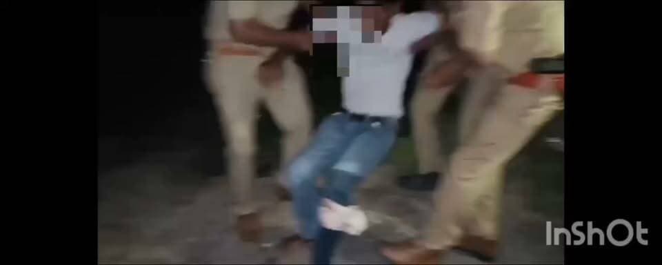#थाना कासिमाबाद व थाना नोनहरा पुलिस की संयुक्त टीम द्वारा कुख्यात एवं शातिर अपराधी इमरान उर्फ भोंदू पुलिस मुठभेड में घायल/गिरफ्तार कब्जे से 01 अदद तमंचा 315 बोर 01 अदद जिन्दा कारतुस 315 बोर व 01 अदद मो0सा0 सुपर स्प्लेंडर बरामद ।*
अपराध एवं अपराधियों के विरुद्ध चलाये जा रहे अभियान के तहत आज दिनांक 28.07.2026 को प्रभारी निरीक्षक थाना कासिमाबाद मय हमराह द्वारा बेद बिहारी पोखरा पर चेकिंग के दौरान संदिग्ध व्यक्ति मोटर साइकिल से आता हुआ दिखाई दिया जिसको रोकने का प्रयास किया गया तो पुलिस वालो को देखकर वापस अटवा मोड की तरफ भागने लगा तभी प्रभारी निरीक्षक कासिमबाद द्वारा थानाध्यक्ष नोनहरा को अवगत कराया गया जो महेशपुर कला में मौजूद थे, तभी संदिग्ध ब्यक्ति ग्राम कागजीपुर की तरफ भागने लगा कि आगे सड़क पर तीव्र मोड़ होने के कारण मोड़ पर मोटरसाइकिल सहित गिर गया अपने आप को घिरा पाकर पुलिस पार्टी पर जान से मारने की नियत से अपने पास रखे असलहे से फायर किया कि आत्मरक्षार्थ में पुलिस के द्वारा फायर किया जो संदिग्ध व्यक्ति के बायें पैर के घुटने के नीचे गोली लगी । मौके पर पहुँचकर नाम पता पुछा गया तो अपना नाम इमरान उर्फ भोंदू पुत्र इरसाद निवासी नोनहरा (भटोली) थाना नोनहरा जनपद गाजीपुर उम्र 22 वर्ष बताया जिसके *कब्जे से 01 अदद तमंचा 315 बोर व 01 जिन्दा कारतुस व 01 अदद मोटरसाइकिल बिना नम्बर सुपर स्पेण्डर* बरामद हुआ । गिरफ्तारी एवं बरामदगी के आधार पर थाना कासिमाबाद पर मु0अ0सं0--295/2026 धारा-109(1) बीएनएस व 3/25/27 आर्म्स एक्ट का अभियोग पंजीकृत किया गया । घायल अभियुक्त इमरान उर्फ भोंदू के जीवन सुरक्षार्थ हेतु सी0एच0सी0 कासिमाबाद उपचार हेतु भेजा गया । अन्य विधिक कार्यवाही प्रचलित है ।
*गिरफ्तार अभियुक्त का नाम व पताः –*
*1* .इमरान उर्फ भोंदू पुत्र इरसाद निवासी नोनहरा (भटोली) थाना नोनहरा जनपद गाजीपुर उम्र 22 वर्ष
*अभियुक्त का अपराधिक इतिहास—*
01.मु0अ0सं0 -295/2026 धारा-109(1) बीएनएस व 3/25/27 थाना कासिमाबाद जनपद गाजीपुर
2. मु0अ0सं0 -06/25 धारा-3/5ए/8 गो0नि0अधि0 व 11 पशु क्रुरता अधि0 थाना नरही जनपद बलिया
3. मु0अ0सं0 -373/25 धारा-3/5ए/8 गो0नि0अधि0 व 11 पशु क्रुरता अधि0 थाना रसडा जनपद बलिया
4. मु0अ0सं0 -185/22 धारा-60 अबकारी अधि0 थाना नोनहरा जनपद गाजीपुर
5. मु0अ0सं0 -76/24 धारा-115(2)/351(3)/352 बीएनएस व 3(1)द/ध 3(2) Va SC/ST थाना नोनहरा जनपद गाजीपुर
6. मु0अ0सं0 -311/25 धारा-352/351(3) बीएनएस थाना नोनहरा जनपद गाजीपुर
7. मु0अ0सं0 -172/21 धारा-323/504/506 भादवि0 थाना नोनहरा जनपद गाजीपुर
8. मु0अ0सं0 -210/25 धारा-3/5ए/8 गो0नि0अधि0 व 109(1)/3(5) बीएनएस व 3/25/27 थाना बिरनो जनपद गाजीपुर
*गिरफ्तार करने वाली पुलिस टीम –*
*1* .प्र0नि0 राजेश त्रिपाठी मय हमराह थाना कासिमाबाद गाजीपुर ।
*2* .थानाध्यक्ष श्री विवेक कुमार तिवारी मय हमराह थाना नोनहरा गाजीपुर