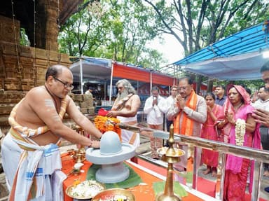 मुख्यमंत्री श्री विष्णुदेव साय ने भोरमदेव धाम में सपत्नीक पूजा-अर्चना कर प्रदेश की सुख-समृद्धि और जनकल्याण की कामना की तथा पंच दिवसीय महाअनुष्ठान में शामिल हुए।
उन्होंने कहा कि भोरमदेव छत्तीसगढ़ की सांस्कृतिक और आध्यात्मिक विरासत का प्रतीक है तथा श्रावण मास में कांवड़ यात्रियों का स्वागत पुष्पवर्षा से किया जाएगा।