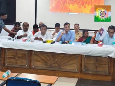 🚨 বাঁকুড়ার উন্নয়নে বড় পদক্ষেপ! ডিএম অফিসে মন্ত্রী সহ বিধায়ক-প্রশাসনের গুরুত্বপূর্ণ বৈঠক, আগামী দিনে একাধিক প্রকল্প বাস্তবায়নের আশ্বাস!!
বাঁকুড়া জেলার উন্নয়নের গতি আরও ত্বরান্বিত করতে জেলা প্রশাসনের উদ্যোগে সোমবার বাঁকুড়া জেলা শাসকের দফতরে অনুষ্ঠিত হল একটি গুরুত্বপূর্ণ পর্যালোচনা ও সমন্বয় বৈঠক। জেলার বিভিন্ন বিধানসভা এলাকার চলমান উন্নয়নমূলক কাজ, নতুন সরকারি প্রকল্প এবং আগামী দিনের পরিকল্পনা নিয়ে বিস্তারিত আলোচনা হয় এই বৈঠকে।
বৈঠকে উপস্থিত জনপ্রতিনিধিরা নিজ নিজ এলাকার রাস্তা, সেতু, পানীয় জল, স্বাস্থ্য, শিক্ষা, সেচ, বিদ্যুৎ ও অন্যান্য পরিকাঠামোগত উন্নয়নের বিভিন্ন দাবি ও প্রস্তাব জেলা প্রশাসনের সামনে তুলে ধরেন। পাশাপাশি সাধারণ মানুষের দীর্ঘদিনের বিভিন্ন সমস্যার দ্রুত সমাধান এবং সরকারি প্রকল্পগুলির বাস্তবায়ন নিয়ে বিস্তারিত আলোচনা হয়।
এই গুরুত্বপূর্ণ বৈঠকে উপস্থিত ছিলেন মন্ত্রী ক্ষুদিরাম টুডু,শালতোড়ার বিধায়ক চন্দনা বাউরী, ছাতনার বিধায়ক সত্যনারায়ণ মুখার্জি-সহ জেলার অন্যান্য বিধায়করা। এছাড়াও উপস্থিত ছিলেন জেলা প্রশাসনের শীর্ষ আধিকারিক, বিভিন্ন সরকারি দফতরের কর্মকর্তারা ।
বৈঠকে আলোচনার মূল লক্ষ্য ছিল জেলার সার্বিক উন্নয়নকে আরও গতিশীল করা এবং সাধারণ মানুষের কাছে সরকারি পরিষেবা দ্রুত পৌঁছে দেওয়া। বিভিন্ন প্রকল্পের অগ্রগতি পর্যালোচনার পাশাপাশি ভবিষ্যতে কোন কোন উন্নয়নমূলক কাজকে অগ্রাধিকার দেওয়া হবে, সেই বিষয়েও আলোচনা হয়।
প্রশাসনের পক্ষ থেকে জানানো হয়েছে, বৈঠকে গৃহীত একাধিক সিদ্ধান্ত আগামী দিনে পর্যায়ক্রমে বাস্তবায়িত হবে। এর ফলে জেলার বিভিন্ন এলাকার পরিকাঠামো উন্নত হওয়ার পাশাপাশি শিক্ষা, স্বাস্থ্য, যোগাযোগ ও জনপরিষেবার ক্ষেত্রে ইতিবাচক পরিবর্তন আসবে বলে আশা করা হচ্ছে।
সাধারণ মানুষের প্রত্যাশা, এই বৈঠকে গৃহীত সিদ্ধান্তগুলি দ্রুত বাস্তবায়িত হলে বাঁকুড়ার উন্নয়নের চাকা আরও দ্রুত এগিয়ে যাবে এবং সরকারি প্রকল্পের সুফল আরও বেশি সংখ্যক মানুষের কাছে পৌঁছে যাবে।