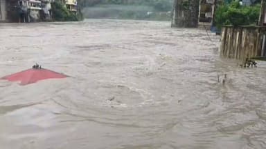 🚨 रुद्रप्रयाग में बारिश का कहर, डेंजर लेवल पर पहुंची अलकनंदा नदी🌧️🌊
लगातार हो रही मूसलाधार बारिश ने रुद्रप्रयाग जिले में हालात गंभीर बना दिए हैं। अलकनंदा और मंदाकिनी नदियां उफान पर हैं, जबकि अलकनंदा नदी का जलस्तर खतरे के निशान के आसपास पहुंच गया है।
📍 बेलनी क्षेत्र में भगवान शिव की विशाल प्रतिमा जलमग्न हो चुकी है।
📍 कई घाट पूरी तरह डूब गए हैं और नदी का पानी आबादी के नजदीक पहुंचने लगा है।
📍 सुरक्षा के मद्देनज़र जिले के सभी स्कूलों में अवकाश घोषित किया गया है।
जिला प्रशासन, पुलिस, एसडीआरएफ और अन्य संबंधित विभाग पूरी तरह अलर्ट मोड पर हैं। आमजन से अपील की गई है कि नदी किनारे जाने से बचें, अनावश्यक यात्रा न करें और प्रशासन द्वारा जारी एडवाइजरी का पालन करें।
⚠️ **मानसून के चलते केदारनाथ यात्रा भी मौसम की मार से प्रभावित हो रही है।**
#Rudraprayag #Alaknanda #Mandakini #HeavyRain #Uttarakhand #KedarnathYatra #WeatherAlert #Monsoon #BreakingNews