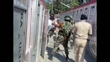 पटना में प्रोटेस्ट के दौरान 30 से 40 छात्र, बिहार पुलिस की लाठियों से डरकर शौंचालय में घुस गए थे, पुलिस ने एक एक करके बाहर निकालकर बुरी तरह पिटाई की।
पुलिस वाले एक लात में शौचालय का दरवाजा तोड़ देते थे, कुछ छात्र तो सच में शौंच क्रिया के लिए बैठे थे, उन्हें नंगा ही बाहर निकालकर पीटा। #patnapolice #police #patna #biharpolice #crimenews #newsbihar #patnaprotest