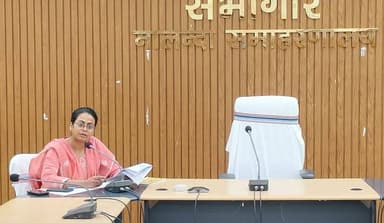 प्रेस विज्ञप्ति-1
स्थान-नालन्दा
दिनांक : 28 जुलाई 2026
*स्वतंत्रता दिवस समारोह-2026 की तैयारियों को लेकर समीक्षा बैठक आयोजित, गरिमामय एवं सुव्यवस्थित आयोजन सुनिश्चित करने के दिए गए निर्देश*
• स्वतंत्रता दिवस समारोह की सभी तैयारियाँ समयबद्ध एवं समन्वित ढंग से पूर्ण करने का निर्देश।
• सुरक्षा, साफ-सफाई, पेयजल, विद्युत, ट्रैफिक एवं अन्य व्यवस्थाओं को चाक-चौबंद रखने पर विशेष जोर।
• वर्षा ऋतु को देखते हुए संभावित जलजमाव वाले स्थलों पर अग्रिम कार्रवाई सुनिश्चित करने का निर्देश।
• उत्कृष्ट कार्य करने वाले पदाधिकारियों-कर्मियों तथा मेधावी छात्र-छात्राओं एवं खिलाड़ियों को सम्मानित करने हेतु सूची तैयार करने का निर्देश।
• जिले के सभी जीवित स्वतंत्रता सेनानियों को मुख्य समारोह में ससम्मान आमंत्रित करने के निर्देश।
*नालन्दा*| आगामी स्वतंत्रता दिवस समारोह-2026 के सफल, गरिमामय एवं सुव्यवस्थित आयोजन को सुनिश्चित करने के उद्देश्य से जिला प्रशासन द्वारा संबंधित विभागों के पदाधिकारियों के साथ एक उच्चस्तरीय समीक्षा बैठक आयोजित की गई।
सुश्री सारा अशरफ, उप विकास आयुक्त, नालन्दा कीं अध्यक्षता में हुई बैठक में समारोह की तैयारियों, विभिन्न कार्यक्रमों की रूपरेखा तथा सभी आवश्यक व्यवस्थाओं की विस्तृत समीक्षा करते हुए संबंधित विभागों को समयबद्ध एवं समन्वित रूप से सभी तैयारियाँ पूर्ण करने के निर्देश दिए गए।
बैठक में स्वतंत्रता दिवस के अवसर पर आयोजित होने वाले झंडोत्तोलन समारोह एवं अन्य कार्यक्रमों के लिए समय-निर्धारण पर सहमति बनी। निर्धारित कार्यक्रम के अनुसार मुख्य समारोह सोगरा उच्च विद्यालय परिसर में पूर्वाह्न 9:00 बजे आयोजित होगा। इसके उपरांत समाहरणालय, जिला परिषद, डीआरडीए, अनुमंडल कार्यालय, गृह रक्षा वाहिनी कार्यालय, बिहारशरीफ नगर निगम, बिहारशरीफ थाना परिसर, कारगिल पार्क, पुलिस लाइन तथा महादलित टोलों में निर्धारित समयानुसार झंडोत्तोलन एवं अन्य कार्यक्रम आयोजित किए जाएंगे।
समीक्षा के दौरान सुरक्षा व्यवस्था, शहर की साफ-सफाई, निर्बाध विद्युत एवं पेयजल आपूर्ति, समारोह स्थलों की रंगाई-पुताई एवं सजावट, अग्निशमन व्यवस्था, ध्वनि विस्तारक यंत्र, अतिथियों एवं आम नागरिकों के बैठने की समुचित व्यवस्था, ट्रैफिक प्रबंधन, विधि-व्यवस्था संधारण, कार्यक्रमों के पूर्वाभ्यास, आमंत्रण-पत्र वितरण, राष्ट्रध्वज एवं राष्ट्रगान की गरिमा बनाए रखने तथा महादलित टोलों में झंडोत्तोलन सहित सभी महत्वपूर्ण बिंदुओं पर विस्तृत समीक्षा की गई।
बैठक में निर्देश दिया गया कि वर्षा ऋतु को देखते हुए सभी विभाग पूरी सतर्कता के साथ कार्य करें। संभावित जलजमाव वाले स्थलों की पूर्व पहचान कर आवश्यक निराकरण सुनिश्चित किया जाए ताकि समारोह के दौरान किसी प्रकार की असुविधा उत्पन्न न हो। सभी संबंधित पदाधिकारियों को अपने दायित्वों का समयबद्ध, समन्वित एवं प्रभावी ढंग से निर्वहन करने के निर्देश दिए गए।
बैठक में निर्देश दिया गया कि स्वतंत्रता दिवस समारोह के अवसर पर उत्कृष्ट एवं सराहनीय कार्य करने वाले पदाधिकारियों एवं कर्मियों की सूची तैयार कर उन्हें सम्मानित करने हेतु उपलब्ध कराया जाए। साथ ही जिले के सभी जीवित स्वतंत्रता सेनानियों को मुख्य समारोह में ससम्मान आमंत्रित करना सुनिश्चित किया जाए।
बैठक की अध्यक्षता कर रही उप विकास आयुक्त ने कहा कि स्वतंत्रता दिवस समारोह के अवसर पर जिले के उन मेधावी छात्र-छात्राओं एवं खिलाड़ियों को सम्मानित किया जाएगा, जिन्होंने जिला, राज्य, राष्ट्रीय अथवा अंतरराष्ट्रीय स्तर पर उल्लेखनीय उपलब्धियाँ अर्जित कर नालन्दा जिले का गौरव बढ़ाया है।
बैठक में विशेष कार्य पदाधिकारी, पुलिस पदाधिकारी तथा विभिन्न विभागों के संबंधित पदाधिकारी उपस्थित रहे।
Samrat Choudhary
CMO Bihar
Information & Public Relations Department, Government of Bihar