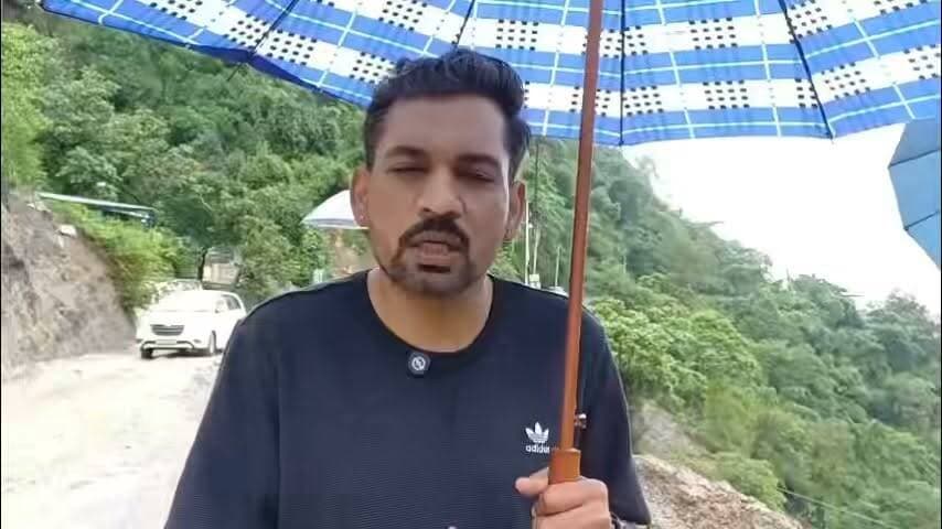 भारी बारिश से क्षतिग्रस्त मसूरी रोड पर डीएम सख्त, 15 दिन में सड़क दुरुस्त करने के आदेश....
देहरादून के मसूरी रोड स्थित पानी वाला बैंड के समीप क्षतिग्रस्त सड़क का जिलाधिकारी डॉ. आशीष चौहान ने मौके पर निरीक्षण किया। उन्होंने अधिकारियों को 15 दिनों के भीतर दो लेन का कार्य पूरा कर सड़क को सुचारु करने के निर्देश दिए। साथ ही जिले में जहां-जहां बारिश से सड़कें और रास्ते क्षतिग्रस्त हुए हैं, उन्हें प्राथमिकता के आधार पर तत्काल बहाल करने के आदेश भी दिए।
#Dehradun #MussoorieRoad #DMAshishChauhan #HeavyRain #RoadUpdate #UttarakhandNews #DehradunNews #BreakingNews #UttarakhandBroadcast
