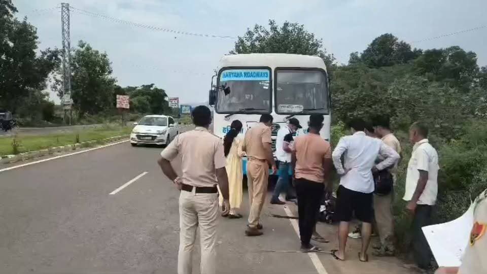 चरखी दादरी ( झोझू ) पालड़ी में दर्दनाक सड़क हादसा: हरियाणा रोडवेज बस और मोटरसाइकिल की टक्कर में युवक की मौत, जांच जारी
#CharakhiDadri #BADHRA #Jhojhu
#BreakingNews #RoadAccident #HaryanaRoadways #MotorcycleAccident #Palri #Badhra #CharkhiDadri #AccidentNews #RoadSafety #PoliceInvestigation #FSL #SadNews #TrafficAccident #HaryanaNews #BadhraKrantiNews
दादरी-नारनौल रोड पर हादसा, गांव पालड़ी के पास रोडवेज के नीचे आई मोपेड
#charkhidadrinews #BreakingNews #haryanaroadways #haryana #NewsUpdate