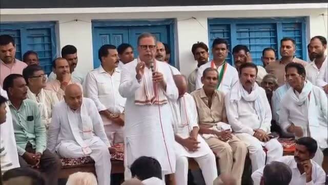 अजय सिंह राहुल का भाजपा पर तीखा हमला—बोले, चुनाव जीतने के बाद जनता को उसके हाल पर छोड़ देती है भाजपा
दतिया। पूर्व नेता प्रतिपक्ष एवं चुरहट विधायक अजय सिंह राहुल ने भाजपा पर तीखा हमला बोलते हुए कहा कि दतिया की जनता की समस्याओं का समाधान तभी होगा, जब कांग्रेस चुनाव जीतेगी। उन्होंने कहा कि यदि भाजपा जीतती है तो मुख्यमंत्री डॉ. मोहन यादव की कैबिनेट का एक भी मंत्री दतिया की ओर झांकने तक नहीं आएगा।
अजय सिंह राहुल ने कहा कि भारतीय जनता पार्टी के कई मंत्री दतिया में डेरा डाले हुए हैं और मुख्यमंत्री भी यहां आए हुए हैं। आखिर यह सब क्यों हो रहा है? उन्होंने आरोप लगाया कि भाजपा नेताओं का पूरा जोर केवल अपनी साख बचाने और चुनाव जीतने पर है।
उन्होंने कहा कि भाजपा ने हमेशा चुनाव के समय जनता से बड़े-बड़े वादे किए, लेकिन चुनाव जीतने के बाद जनता को उसके हाल पर छोड़ दिया। अब दतिया की जनता बदलाव चाहती है और कांग्रेस को समर्थन देने का मन बना चुकी है।
अजय सिंह राहुल ने कहा कि कांग्रेस जनता की समस्याओं और अधिकारों की लड़ाई मजबूती से लड़ेगी तथा जनता की आवाज को विधानसभा से लेकर सड़क तक उठाया जाएगा।
Ajay Singh Indian National Congress #सीधी #दतिया