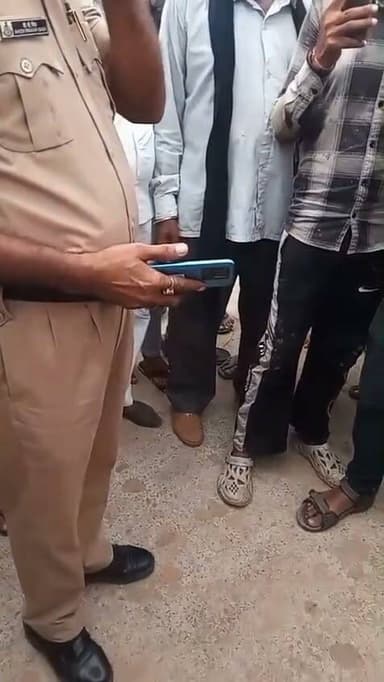 शिवपुरी जिले की तहसील क्षेत्र के बहगवां गांव में सड़कों पर बिजली कटौती से पीड़ित किसान और ग्रामीण उतरे