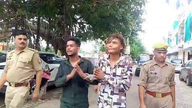 बर्रा थाना पुलिस ने कार्रवाई करते हुए दो आरोपियों को किया गिरफ्तार..
आरोपियों ने युवक को बेल्टों से बेरहमी से पीटकर वीडियो सोशल मीडिया पर वायरल किया था..
वायरल वीडियो के जरिए क्षेत्र में दहशत और अपना वर्चस्व कायम करने की कर रहे थे कोशिश..
पुलिस ने दोनों आरोपियों से हाथ जुड़वाकर पूरे इलाके में पैदल जुलूस निकाला..
जुलूस के दौरान पुलिस ने गली-गली घुमाकर दबंगों की गुंडई और हेकड़ी उतरवाई...
बर्रा थाना क्षेत्र के I ब्लॉक इलाके का था वायरल मारपीट का मामला..
#Kanpur #PSBurra #viral #crime #viral