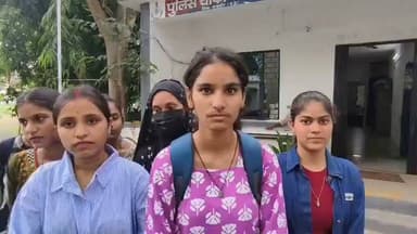 📢 भैंसोदामंडी में साईंनाथ कॉलेज के छात्र-छात्राओं का विरोध। परीक्षा नहीं करवाने और छात्रवृत्ति राशि निकालने के आरोपों को लेकर छात्रों ने पुलिस चौकी पहुंचकर कॉलेज प्रबंधन के खिलाफ FIR दर्ज करने की मांग करते हुए आवेदन सौंपा। मामले ने शिक्षा व्यवस्था पर कई सवाल खड़े कर दिए हैं।
#भैंसोदामंडी, #साईंनाथ_कॉलेज, #छात्र_प्रदर्शन, #पुलिस_चौकी, #एफआईआर_की_मांग, #छात्रवृत्ति, #परीक्षा_विवाद, #शिक्षा_समाचार, #मंदसौर, #यशस्वी_दुनिया
