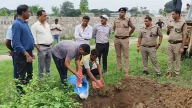 ब्रेकिंग न्यूज़/हरिद्वार
कांवड़ मेले से पहले हरिद्वार में खाद्य सुरक्षा विभाग की बड़ी कार्रवाई, डेरी से 50 किलो संदिग्ध पनीर बरामद।
श्यामपुर के कांगड़ी क्षेत्र में पुलिस और खाद्य सुरक्षा विभाग की संयुक्त छापेमारी से मिलावटखोरों में हड़कंप मच गया।
प्रारंभिक जांच में पनीर को दूध के सूखे पाउडर और फॉरेन फैट से तैयार किया जाना सामने आया, मौके पर ही पूरा स्टॉक नष्ट कराया गया।
बरामद पनीर के नमूने जांच के लिए प्रयोगशाला भेजे गए, रिपोर्ट के आधार पर आगे की कार्रवाई होगी।
डेरी संचालक को हिरासत में लेकर पूछताछ शुरू, आशंका है कि मिलावटी पनीर कांवड़ मेले में खपाने की तैयारी थी।
प्रशासन ने मिलावटखोरों के खिलाफ अभियान तेज करने के संकेत दिए, कांवड़ मेले के दौरान खाद्य पदार्थों की निगरानी बढ़ाई जाएगी।
#indiakhabar9
#policeprashasan
#Congress
#UttarakhandNews
#roorkeecivilhospital
#viralvideo
#yoginath
#bjp
#रुड़की_न्यूज़