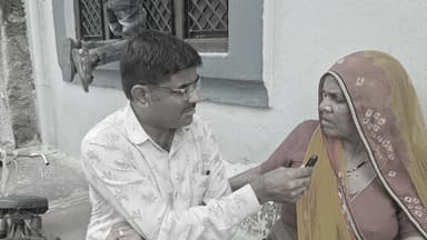 कुवारियां कस्बे में शर्मनाक हालात, जिम्मेदारों पर भड़के मोहल्लेवासी #RajsamandNews
राजसमंद जिले के कुवारियां कस्बे की मालियों गली में वर्षों से सड़क नहीं बनी। बारिश के दौरान सड़क पर हमेशा लबालब रहती है, कीचड़ फैला रहता है। छात्रों को कंधे पर लादकर कीचड़ पार कराना ही एकमात्र विकल्प है। महिलाएं, वृद्धजन व बच्चों के लिए सबसे ज्यादा दिक्कत है। स्कूल जाते व आते वक्त बच्चे कीचड़ से जूते, कपड़े सन जाते हैं, तो महिलाएं व बच्चे कई बार गिरकर चोटिल भी हो चुके हैं। गदंगी में जहरीले जीवों के काटने का खौफ अलग रहता है। रोड लाइट नहीं होने से दिन ढलने के बाद लोगों के लिए घर से बाहर निकलना मुश्किल हो जाता है। इस तरह ये लोग अपने ही घर में कैद होकर रह जाते हैं।
Rajsamand news
Road problem
Kunwariya village
कुंवारिया गांव
.
#Rajsamandnews #Roadproblem #Jaivardhanenws