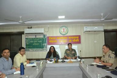 कलेक्टर श्रीमती तुलिका प्रजापति एवं एसएसपी श्री यशपाल सिंह ने एनकॉर्ड समिति एवं कानून व्यवस्था की समीक्षा बैठक ली।
- अवैध शराब विक्रय पर करें सख्त कार्रवाई–कलेक्टर
- कोटपा एक्ट के तहत नशीले पदार्थों की बिक्री पर करें प्रभावी कार्रवाई
#mmacdistrict_cg
#chhattishgarh #कानून_व्यवस्था
@chhattisgarhcmo @dpr.chhattisgarh