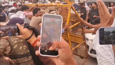 ब्रेकिंग न्यूज़ | भोपाल
🌾 मूंग खरीदी को लेकर किसानों का बड़ा आंदोलन
मूंग खरीदी की मांग को लेकर किसानों ने भोपाल कूच किया। आंदोलन के चलते होशंगाबाद रोड पर यातायात प्रभावित रहा। निरामय हॉस्पिटल के पास पुलिस द्वारा बैरिकेडिंग की गई है और मौके पर भारी पुलिस बल तैनात है।
किसानों की मांगों को लेकर प्रशासन और प्रदर्शनकारियों के बीच स्थिति पर लगातार नजर रखी जा रही है। फिलहाल मौके पर सुरक्षा व्यवस्था कड़ी कर दी गई है।
ताजा अपडेट्स के लिए जुड़े रहें।
#Bhopal #KisanAndolan #MoongProcurement #BreakingNews #MadhyaPradesh