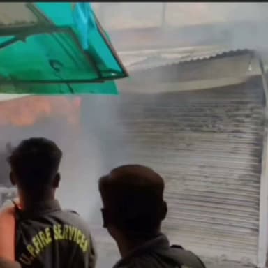 बांदा में मशहूर कपड़ा व्यापारी की दुकान में लगी भीषण आग, लाखों के नुकसान की आशंका
बांदा। शहर के महेश्वरी देवी मंदिर के पास स्थित मशहूर कपड़ा व्यापारी कल्पना गारमेंट्स में अचानक भीषण आग लगने से इलाके में अफरा-तफरी मच गई। स्थानीय लोगों के अनुसार आग लगने का संभावित कारण शॉर्ट सर्किट बताया जा रहा है। हालांकि, आग लगने के वास्तविक कारणों की आधिकारिक पुष्टि अभी नहीं हुई है।
आग की चपेट में आने से दुकान में रखा बड़ी मात्रा में कपड़ा और अन्य सामान जलकर नष्ट हो गया। इस घटना में लाखों रुपये के नुकसान की आशंका जताई जा रही है। हालांकि, नुकसान का सही आंकलन किया जाना अभी बाकी है।
घटना की सूचना मिलते ही फायर ब्रिगेड की टीम समय से मौके पर पहुंच गई। इसके बाद अग्निशमन कर्मियों ने कई घंटों तक लगातार मशक्कत करते हुए आग पर काबू पाया। आग की गंभीरता को देखते हुए आसपास के लोगों में भी दहशत का माहौल रहा।
घटना के दौरान स्थानीय लोगों ने भी अपने स्तर से आग बुझाने का प्रयास किया और राहत कार्य में सहयोग किया। आग बुझने के बाद लोगों ने राहत की सांस ली।
फिलहाल आग लगने के वास्तविक कारण और हुए नुकसान का आधिकारिक आंकलन संबंधित विभाग की जांच के बाद ही स्पष्ट हो सकेगा।
#BandaNews #KalpanaGarments #FireIncident #BandaFireBrigade #BreakingNews