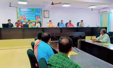 आज दिनांक 28.07.2026 को पूर्वी चंपारण समाहरणालय मोतिहारी स्थित डॉ राजेंद्र प्रसाद सभागार में उप विकास आयुक्त,पूर्वी चम्पारण डॉ प्रदीप कुमार एवं निदेशक DRDA, पूर्वी चम्पारण श्री जयराम चौरसिया उपस्थिति मे बावन (52) जिला स्तरीय राजमिस्त्रियों का एक दिवसीय उन्मुखीकरण कार्यशाला का आयोजन किया गया। कार्यशाला का शुभारंभ दीप प्रज्वलन कर किया गया।
इस कार्यशाला का मुख्य विषय :
1.सुरक्षित एवं जलवायु अनुकूल शौचालय निर्माण
2.मरम्मत एवं रेट्रोफिटिंग
3.SATO पैन इनस्टॉलेशन
4.सुरक्षित स्वच्छता तकनीक रहा।
. उक्त उन्मुखीकरण कार्यशाला में उप विकास आयुक्त, निदेशक डीआरडीए ,जिला समन्वयक, जिला सलाहकार -CB&IEC,जिला सलाहकार -SLWM और WADS फाउंडेशन के प्रोजेक्ट मैनेजर एवं सहायक प्रोजेक्ट मैनेजर के द्वारा एक -एक कर विस्तार से चर्चा करते हुए सभी राजमिस्त्रियों कों सम्बंधित विषय पर जानकारी दी गई।
उप विकास आयुक्त ने कार्यशाला को संबोधित करते हुए कहा कि आप सभी अच्छे से प्रशिक्षण प्राप्त करें एवं जन सुलभ, पर्यावरण सुरक्षित शौचालय के निर्माण में अपनी महत्वपूर्ण भूमिका निभाएं। आपकी भूमिका अग्रदूत की होगी एवं आप सभी दूसरे मिस्रियों को भी प्रशिक्षित करेंगे ताकि जन सुलभ पर्यावरण अनुकूलित शौचालय का निर्माण प्रक्रिया पूर्ण की जा सके।
उन्मुखीकरण कार्यक्रम के पश्चात प्रशिक्षित राजमिस्त्रियों द्वारा शौचालय से वंचित परिवारों को दो गढ़े वाले शौचालय निर्माण मे तकनिकी रूप से मदद करेंगे, जिससे नियमानुसार शौचालय का निर्माण हो पायेगा। नियमानुसार शौचालय निर्माण से लाभर्थियों कों निम्न लाभ होगा :-
1.कम समय और कम जगह मे शौचालय निर्माण होगा
2.कम लागत (12000तक) मे शौचालय निर्माण होगा
3.दो गढ़े वाले शौचालय कभी भी टैंकर वाले से खाली नहीं कराना होगा
4.मानव मल खुले मे नहीं फेके जायेंगे जिसे गाँव स्वच्छ और बीमारी मुक्त रहेगा
5.सोना खाद निर्माण होगा जिसका खेत मे उपयोग से फसल की उपज दो गुना तक अधिक होगा
6.गाँव कों ODF एवं ODF प्लस स्थायित्व बनाए रखने मे सहायक होगा
7.पर्यावरण संरक्षण मे सहायक।
Information & Public Relations Department, Government of Bihar