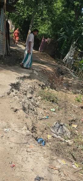 कटाव की चपेट में बहादुरगंज की ग्रामीण सड़क, मरम्मत व सुरक्षा कार्य की उठी मांग
बहादुरगंज प्रखंड के ग्राम पंचायत महेशबथना (वार्ड संख्या 09) एवं लौचा पंचायत (वार्ड संख्या 01) को जोड़ने वाली एकमात्र ग्रामीण सड़क कटाव के कारण पूरी तरह ध्वस्त होने के कगार पर है। ग्रामीणों के अनुसार सड़क का अधिकांश हिस्सा नदी में समा चुका है और फिलहाल केवल लगभग दो फीट रास्ता ही आवाजाही के लिए बचा है। चारपहिया और तिपहिया वाहनों का आवागमन लगभग बंद हो गया है, जबकि स्कूल वैन भी गांव तक नहीं पहुंच पा रही है। इससे बच्चों को मुख्य सड़क तक पैदल जाकर वाहन पकड़ना पड़ता है। बाभन टोली, लौचा और चंद्र गांव के ग्रामीणों ने प्रशासन एवं जनप्रतिनिधियों से शीघ्र कटावरोधी कार्य और सड़क की मरम्मत कराने की मांग की है।