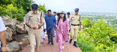 प्रेस विज्ञप्ति-3
स्थान- नालन्दा
दिनांक : 28 जुलाई 2026
*श्रद्धालुओं की सुविधा सर्वोपरि: 533 सीढ़ियां चढ़कर डीएम ने परखी श्रावणी मेला की तैयारियां*
• श्रद्धालुओं की सुविधा एवं सुरक्षा के लिए पब्लिक एड्रेस सिस्टम, कंट्रोल रूम, मेडिकल टीम तथा आवश्यकतानुसार आपदा मित्रों की तैनाती के निर्देश दिए।
• मंदिर परिसर के आसपास अतिक्रमण हटाकर पार्किंग एवं श्रद्धालु सुविधाओं के विकास तथा मार्ग में समुचित प्रकाश व्यवस्था सुनिश्चित करने का निर्देश दिया।
• सिद्धनाथ मंदिर, जरासंध अखाड़ा एवं बेलवेदार जल संचयन क्षेत्र निरीक्षण कर आवश्यक दिशा-निर्देश दिए।
• भू-जल संरक्षण को बढ़ावा देने हेतु निजी एवं सरकारी बोरवेलों को ग्राउंड वाटर रिचार्ज एक्विफर के रूप में विकसित करने की कार्ययोजना तैयार करने का निर्देश दिया।
*नालन्दा |* श्रावणी मेला-2026 के सफल, सुरक्षित एवं सुव्यवस्थित आयोजन को लेकर जिला पदाधिकारी, नालन्दा श्रीमती उदिता सिंह ने आज राजगीर के कुंड क्षेत्र एवं व्यावहारगिरि पर्वत का व्यापक स्थलीय निरीक्षण किया। निरीक्षण के दौरान उन्होंने स्वयं 533 सीढ़ियां चढ़कर विभिन्न व्यवस्थाओं का जायजा लिया तथा संबंधित अधिकारियों को आवश्यक दिशा-निर्देश दिए।
निरीक्षण के क्रम में स्थानीय जनप्रतिनिधियों एवं संबंधित अधिकारियों द्वारा जिला पदाधिकारी को विपुलगिरि, स्वर्णगिरि, व्यावहारगिरि एवं रत्नागिरि पर्वत श्रृंखलाओं के धार्मिक, ऐतिहासिक एवं पर्यटन महत्व की विस्तृत जानकारी दी गई। साथ ही बिम्बिसार ट्रैकिंग ट्रैक के संबंध में भी अवगत कराया गया, जो राजगीर के प्रमुख पर्यटन एवं ट्रैकिंग स्थलों में से एक है।
जिला पदाधिकारी ने पर्वतीय क्षेत्र की वनस्पतियों एवं वन्य जीवों (Flora & Fauna) के संबंध में भी जानकारी प्राप्त की। व्यावहारगिरि पर्वत पर चढ़ाई के दौरान उन्होंने राजगीर स्टेडियम, पुलिस प्रशिक्षण संस्थान, स्पोर्ट्स अकादमी सहित आसपास के प्राकृतिक एवं विकसित हो रहे स्थलों का अवलोकन किया।
स्थानीय जनप्रतिनिधियों द्वारा श्रावणी मेला के दौरान मार्ग में पर्याप्त प्रकाश व्यवस्था सहित अन्य आधारभूत सुविधाओं की मांग रखी गई। इस पर जिला पदाधिकारी ने श्रद्धालुओं की सुविधा एवं सुरक्षा को सर्वोच्च प्राथमिकता देते हुए पूरे मार्ग में समुचित प्रकाश व्यवस्था सुनिश्चित करने के निर्देश दिए।
उन्होंने निर्देश दिया कि मेले के दौरान श्रद्धालुओं को आवश्यक सूचनाएं एवं दिशा-निर्देश उपलब्ध कराने हेतु पब्लिक एड्रेस सिस्टम की समुचित व्यवस्था की जाए। साथ ही श्रद्धालुओं के मार्गदर्शन, समन्वय एवं आपात स्थिति के प्रभावी प्रबंधन के लिए कंट्रोल रूम स्थापित किया जाए तथा किसी भी आकस्मिक चिकित्सा आवश्यकता के लिए पर्याप्त मेडिकल टीम एवं स्वास्थ्य सुविधाएं उपलब्ध कराई जाएं। आवश्यकता पड़ने पर आपदा मित्रों की भी सेवाएं लेने का निर्देश दिया।
निरीक्षण के क्रम में जिला पदाधिकारी ने व्यावहारगिरि पर्वत स्थित ऐतिहासिक सिद्धनाथ मंदिर का भी भ्रमण किया। स्थानीय स्तर पर उन्हें अवगत कराया गया कि महाभारत काल में इस मंदिर की स्थापना मगध सम्राट जरासंध द्वारा कराई गई थी।
इसके उपरांत उन्होंने व्यावहारगिरि पर्वत के बेलवेदार क्षेत्र का निरीक्षण किया, जहां वर्षा जल का संचयन होता है। जिला पदाधिकारी ने वन विभाग के अधिकारियों को जल संरक्षण क्षमता बढ़ाने के उद्देश्य से जलाशय को लगभग 6 फीट और गहरा करने के निर्देश दिए।
निरीक्षण के दौरान उन्होंने जरासंध अखाड़ा क्षेत्र का भी अवलोकन किया। वहां से दिखाई देने वाले विहंगम दृश्य का निरीक्षण करते हुए उन्होंने मंदिर परिसर के आसपास अतिक्रमण हटाकर उस भूमि का उपयोग पार्किंग एवं श्रद्धालुओं की अन्य आवश्यक सुविधाओं के विकास हेतु करने का निर्देश दिया, ताकि श्रद्धालुओं को बेहतर अनुभव एवं सुविधाएं उपलब्ध हो सकें।
वन प्रमंडल पदाधिकारी (DFO) के साथ चर्चा के दौरान जिला पदाधिकारी ने भू-जल संरक्षण एवं संवर्धन के उद्देश्य से निजी एवं सरकारी बोरवेलों को ग्राउंड वाटर रिचार्ज एक्विफर के रूप में उपयोग करने की संभावनाओं पर विचार-विमर्श किया। उन्हें बताया गया कि इस प्रकार की व्यवस्था का सफल प्रयोग वेणुवन क्षेत्र में किया जा चुका है। जिला पदाधिकारी ने इस दिशा में व्यवहारिक कार्ययोजना तैयार कर भू-जल स्तर में वृद्धि हेतु आवश्यक पहल करने के निर्देश दिए।
जिला पदाधिकारी ने कहा कि श्रावणी मेला में आने वाले श्रद्धालुओं की सुरक्षा, सुविधा एवं सुगम आवागमन सुनिश्चित करना जिला प्रशासन की सर्वोच्च प्राथमिकता है तथा सभी विभाग आपसी समन्वय के साथ समयबद्ध रूप से आवश्यक तैयारियां पूर्ण करें।
निरीक्षण के दौरान स्थानीय जनप्रतिनिधियों एवं प्रबुद्ध नागरिकों ने जिला पदाधिकारी के साथ भ्रमण किया तथा क्षेत्र के धार्मिक, ऐतिहासिक एवं पर्यटन महत्व से संबंधित विस्तृत जानकारी प्रदान की। इस अवसर पर पार्षद श्री श्रवण कुमार, श्री श्याम नारायण प्रसाद, श्री श्याम भारती, श्री गोलू जी तथा श्री आजाद कुमार उपस्थित रहे। उन्होंने विभिन्न स्थलों के संबंध में विस्तार से जानकारी दी तथा श्रावणी मेला के सफल आयोजन हेतु आवश्यक सुझाव भी दिए। प्रशासन की तरफ से नालंदा के पुलिस अधीक्षक श्री भारत सोनी, अनुमंडल पदाधिकारी, राजगीर, विशेष कार्य पदाधिकारी, जिला नियोजन पदाधिकारी एवं अन्य संबंधित लोग उपस्थित थें।
#CMSamratChoudhary
#CMOBihar
#ShravaniMela2026
Information & Public Relations Department, Government of Bihar
Department of Tourism, Government of Bihar