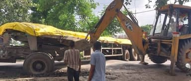 बरौनी: मोती चौक टर्न पर फँसी भारी गाड़ी, 45 मिनट ठप रहा आवागमन; औद्योगिक गतिविधियों के बीच हादसों का 'हॉटस्पॉट' बना बियाड़ा रोड
संवाददाता मुकेश कुमार बरौनी ब्लॉक
बरौनी (बेगुसराय): बरौनी प्रखंड मुख्यालय
स्थित मोती चौक टर्न पर उस समय अफरा-तफरी मच गई, जब अनियंत्रित होकर एक 'झरलदा' (भारी वाहन) सड़क किनारे धँस गया। गाड़ी के फँसते ही मुख्य मार्ग पर वाहनों की लंबी कतारें लग गईं और लगभग 45 मिनट तक आवागमन पूरी तरह से बाधित रहा।
घटना की सूचना मिलते ही पास ही स्थित पेप्सी प्लांट (बियाड़ा औद्योगिक क्षेत्र) से जेसीबी (JCB) बुलाई गई। इसके बाद जेसीबी की मदद से फँसे वाहन को पी क्का देकर काफी मशक्कत के बाद वापर, नड़क पर चढ़ाया गयाजिसके बाद धीरे-धीरे यातायात बहाल हो सका।
बियाड़ा में नई फैक्ट्रियाँ बनने से बढ़ा यातायात का दबाव
स्थानीय लोगों का कहना है कि बीते दिनों बियाड़ा (BIADA) औद्योगिक क्षेत्र में नई फैक्ट्रियों की शुरुआत होने के बाद से इस मार्ग पर भारी वाहनों की आवाजाही कई गुना बढ़ गई है। सड़क की चौड़ाई और टर्निंग (मोड़) के संकरे होने के कारण यहाँ आए दिन भीषण जाम की स्थिति बनी रहती है।
स्थानिकों का दर्द: "फैक्ट्रियों के चालू होने से विकास तो हुआ है, लेकिन ट्रैफिक प्रबंधन न होने से आम लोगों का पैदल चलना भी दूभर हो गया है। मोती चौक टर्न अब दुर्घटना का मुख्य केंद्र बनता जा रहा है।"
मोटरसाइकिल सवारों के लिए बना 'डेंजर ज़ोन', कई हादसे हो चुके हैं
मोती चौक के पास बना संकरा टर्न दोपहियावाहन चालकों के लिए काल साबित हो रहा है। भारी वाहनों के अचानक मुड़ने और सड़क किनारे पर्याप्त जगह न होने के कारण अक्सर मोटरसाइकिल सवार चकमा खा जाते हैं।
आए दिन दुर्घटनाएँ: इस जगह पर अब तक कई मोटरसाइकिल सवार असंतुलित होकर गिर चुके हैं और चोटिल हुए हैं।
सड़क किनारे की खस्ताहाली: टर्न के
आसपास सड़क के किनारे मिट्टी धँसी हुई है, जिससे बड़े वाहनों के चक्के आसानी से नीचे उतरकर फँस जाते हैं।
प्रशासन और बियाड़ा प्रबंधन से सुधार की माँग
स्थानीय निवासियों और राहगीरों ने प्रशासन तथा बियाड़ा अधिकारियों से गुहार लगाई है किः
1.
मोती चौक टर्न का चौड़ीकरण किया जाए और किनारे की मिट्टी को पक्का (सोल्डरिंग) किया जाए।
2. यातायात पुलिस या होमगार्ड की तैनातीकी जाए ताकि मोड़ पर भारी वाहनों का परिचालन सुचारू रूप से हो सके।
3. चेतावनी बोर्ड (Signboards) लगाए जाएँ ताकि दोपहिया वाहन चालक चौकन्ने रह सकें