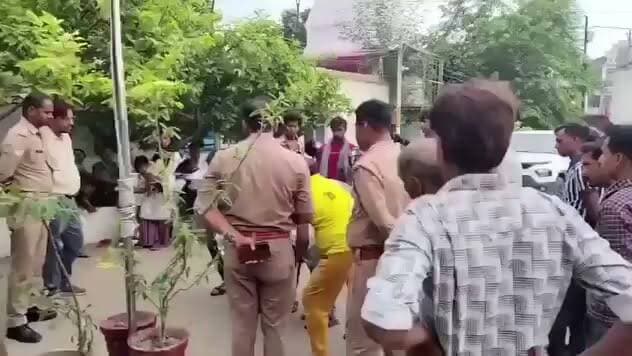 न्याय की मांग में थाने पहुंचा मासूम का शव!
➡️ सड़क हादसे में 10 वर्षीय मासूम की दर्दनाक मौत हो गई, जबकि उसके माता-पिता अस्पताल में जिंदगी और मौत से जूझ रहे हैं।
➡️ परिजनों का आरोप है कि रानियां थाना पुलिस ने उनकी शिकायत पर तत्काल एफआईआर दर्ज नहीं की और उन्हें लगातार टालती रही।
➡️ न्याय न मिलने से आक्रोशित परिजनों ने मासूम का शव थाने में रखकर विरोध प्रदर्शन किया और दोषियों के खिलाफ कार्रवाई की मांग की।
यदि आरोप सही हैं, तो यह बेहद गंभीर मामला है। निष्पक्ष जांच कर दोषियों के खिलाफ सख्त कार्रवाई होनी चाहिए, ताकि पीड़ित परिवार को न्याय मिल सके।
#KanpurDehat #Rania #RoadAccident #Justice #UttarPradesh