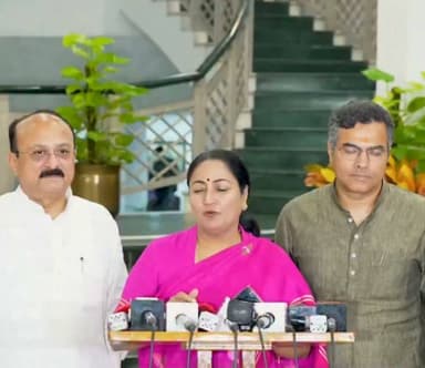 दिल्ली लक्ष्मी योजना: महिलाओं को हर महीने ₹2,500 की आर्थिक सहायता, 1 अगस्त से शुरू होगा ऑनलाइन पंजीकरण
दिल्ली सरकार की लक्ष्मी योजना महिला सशक्तिकरण और महिलाओं की आर्थिक आत्मनिर्भरता को मजबूत करने की दिशा में एक महत्वपूर्ण पहल है।
इस योजना के लिए 1 अगस्त 2026 से ऑनलाइन पंजीकरण शुरू होगा। पात्र महिलाओं को हर महीने ₹2,500 की आर्थिक सहायता दी जाएगी। आवश्यक सत्यापन प्रक्रिया पूरी होने के बाद रक्षाबंधन के आसपास पहली किस्त सीधे लाभार्थियों के बैंक खातों में डीबीटी (Direct Benefit Transfer) के माध्यम से भेजे जाने का प्रस्ताव है।
#DelhiLakshmiYojana #NariShakti #WomenEmpowerment #DelhiGovernment #DBT #FinancialSupport #RakshaBandhan #DelhiNews #MahilaSashaktikaran #BreakingNews