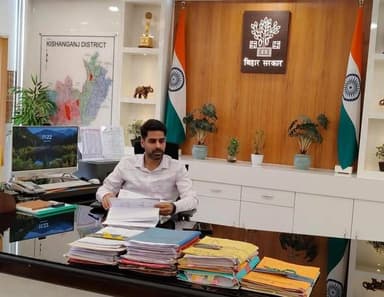 किशनगंज,तकनीकी पदाधिकारियों की समीक्षात्मक बैठक में जिलाधिकारी ने दिए आवश्यक निर्देश
किशनगंज जिला मुख्यालय स्थित आज दिनांक 28 जुलाई 2026 को जिला पदाधिकारी नवीन कुमार की अध्यक्षता में जिलांतर्गत तकनीकी विभागों द्वारा संचालित योजनाओं के कार्य प्रगति की संबंधित सभी पदाधिकारियों के साथ समीक्षात्मक बैठक आयोजित की गई।
बैठक का मुख्य उद्देश्य जिलेभर में संचालित विभिन्न निर्माण कार्यों एवं विकास योजनाओं की प्रगति की समीक्षा करना तथा कार्यान्वयन में आ रही समस्याओं का समाधान सुनिश्चित करना था।
बैठक के दौरान भवन निर्माण विभाग, विद्युत विभाग, कृषि विपणन यार्ड, ग्रामीण कार्य विभाग, नगर विकास एवं आवास विभाग, स्थानीय क्षेत्र अभियंत्रण संगठन कार्य प्रमंडल, पथ निर्माण विभाग, लोक स्वास्थ्य प्रमंडल एवं अन्य तकनीकी शाखाओं से संबंधित योजनाओं की अद्यतन स्थिति की विस्तृत समीक्षा की गई एवं संबंधित पदाधिकारियों को आवश्यक दिशा-निर्देश दिए गए।
किशनगंज जिलान्तर्गत अवर निबंधन कार्यालय, ठाकुरगंज में अवर निबंधक आवास के निर्माण कार्य के संबंध में कार्यपालक अभियंता, भवन प्रमंडल, किशनगंज द्वारा अवगत कराया गया कि अविलंब निर्माण कार्य पूर्ण करा लिया जाएगा।
नगर परिषद, किशनगंज अंतर्गत खेल भवन के पीछे स्थित सरकारी भूमि पर मुख्यमंत्री समग्र योजना के तहत पार्क विकास कार्य बुडको, किशनगंज द्वारा प्राथमिकता के आधार पर कराया जा रहा है, जो वर्तमान में प्रगति पर है। जिलाधिकारी महोदय द्वारा निदेश दिया गया कि इसे जल्द पूर्ण कराया जाय ।
भवन प्रमंडल किशनगंज की समीक्षा के क्रम में कार्यपालक अभियंता द्वारा बताया गया कि किशनगंज जिलान्तर्गत पोठिया एवं किशनगंज प्रखंड में प्रखंड सह अंचल कार्यालय का निर्माण कार्य कराया जा रहा है जो ग्राउंड फ्लोर तक पूर्ण हो चुका है जिलाधिकारी महोदय द्वारा निर्देशित किया गया कि इसमें तेजी लाते हुए समय सीमा के अंदर पूर्ण करना सुनिश्चित करेंगे।
स्थानीय क्षेत्र अभियंत्रण संगठन कार्य प्रमंडल की समीक्षा करते हुए जिलाधिकारी महोदय ने निर्देशित करते हुए कहा कि सामुदायिक भवन सह वर्कशेड निर्माण , संयुक्त योजना भवन निर्माण ,पंचायत सरकार भवन निर्माण कार्य में प्रगति लाना सुनिश्चित करेंगे ।
सभी आंगनबाड़ी केंद्रों में शौचालय एवं पेयजल की व्यवस्था हर हाल में सुनिश्चित करेंगे ।
निर्देश देते हुए उन्होंने कहा कि सभी योजनाओं का स्थलीय निरीक्षण करते हुए कार्य में प्रगति लाना सुनिश्चित करेंगे ।
कार्यपालक अभियंता बाढ़ नियंत्रण एवं जल निस्सरण द्वारा बताया गया कि रमजान नदी का सौंदर्यीकरण कार्य प्रगति पर है।
जिले भर में बाढ़ नियंत्रण हेतु 23 चिन्हित जगहों पर 71500 सैंड बैग का भंडारण सुनिश्चित किया गया है ।
जिलाधिकारी महोदय ने निर्देश देते हुए कहा है कि मार्केट एरिया में निर्माणाधीन सड़कों का कार्य शीघ्र पूर्ण करना सुनिश्चित करेंगे ।
विद्युत विभाग की समीक्षा के क्रम में बताया गया कि ठाकुरगंज एरिया ट्रांसमिशन लाइन का कार्य लगभग पूर्ण हो चुका है जिसे 15 अगस्त तक पूर्ण करने का का निदेश दिया गया ।
बिहार स्टेट रोड डेवलपमेंट कॉरपोरेशन लिमिटेड के अभियंता ने बताया कि राज्य उच्च पथ संख्या 99 का निर्माण कार्य लगभग 87% पूर्ण हो चुका है जिसे जल्द ही पूर्ण कर लिया जाएगा ।
बुडको के कार्यपालक अभियंता ने बताया कि वित्तीय वर्ष 24 -25 में 9 योजना एवं वर्ष 25-26 में 3 योजनाओं की प्रशासनिक स्वीकृति दी गई थी जिसमें पांच योजना पूर्ण हो चुका है शेष जल्दी पूर्ण कर लिया जाएगा ।
इस अवसर पर अपर समाहर्ता जिला लोक शिकायत निवारण पदाधिकारी, जिला योजना पदाधिकारी , सभी कार्यपालक पदाधिकारी सहित विभिन्न विभागों के कार्यपालक अभियंता उपस्थित थे। #viralpost #viralreelschallenge #viralreels #2026Goals #newyork