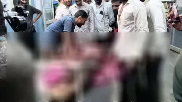 डग झालावाड़
: कुएं पर पानी भरते समय पैर फिसलने से युवक की दर्दनाक मौत, क्षेत्र में शोक की लहर
झालावाड़ जिले के मिश्रोली थाना क्षेत्र के बजरपुरा गांव में खेत पर काम कर रहे मजदूरों के लिए पानी भरने गए 23 वर्षीय युवक शैलेंद्र सिंह (पुत्र गोपाल सिंह) का कुएं पर पैर फिसलने से बड़ा हादसा हो गया। वह असंतुलित होकर कुएं में जा गिरा, जिससे उसकी मौत हो गई।
घटना के बाद मौके पर पहुंचे तहसीलदार अब्दुल हफीज ने पीड़ित परिजनों को ढांढस बंधाया और सांत्वना दी। पुलिस ने शव का पोस्टमार्टम करवाकर परिजनों को सुपुर्द कर दिया है।
#Jhalawar #Mishroli #Bajarpura #AccidentNews #RajasthanNews