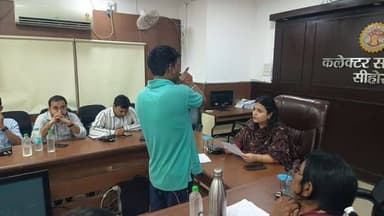 कलेक्ट्रेट सभाकक्ष में जनसुनवाई आयोजित
कलेक्ट्रेट सभाकक्ष में जनसुनवाई आयोजित की गई। जनसुनवाई में जिला पंचायत सीईओ श्रीमती सर्जना यादव ने नागरिकों की समस्याएं सुनीं और समय सीमा में निराकरण के निर्देश दिए। जनसुनवाई में जिलेभर से आए 83 आवेदकों ने अपनी समस्याओं से संबंधित आवेदन दिए। जिला मुख्यालय के साथ ही जनपद कार्यालयों में भी जनसुनवाई आयोजित की गई। जनसुनवाई में भूमि विवाद, नामांतरण, बंटवारा, आपसी विवाद, मेढ.-रास्ता विवाद, बीपीएल कार्ड, प्रधानमंत्री आवास, गन लाइसेंस, वृद्धावस्था पेंशन, आर्थिक सहायता, मुआवजा से संबंधित आवेदन प्राप्त हुए। जनसुनवाई में संबंधित अधिकारी उपस्थित थे।
#JansamparkMP #CMMadhyaPradesh #MadhyaPradesh #sehore