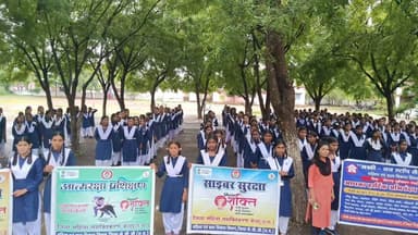 जिला कार्यक्रम अधिकारी श्री प्रीतराम खुटेल के निर्देशन में शासकीय हाई सेकेंडरी स्कूल पैलीमेटा में जागरूकता कार्यक्रम आयोजित किया गया। कार्यक्रम में सखी वन स्टॉप सेंटर, महिला सशक्तिकरण हब एवं मिशन वात्सल्य के सदस्यों ने छात्र-छात्राओं एवं महिलाओं को महिला सुरक्षा, बाल संरक्षण तथा शासन की विभिन्न जनकल्याणकारी योजनाओं की विस्तृत जानकारी प्रदान की। इस दौरान महिला हेल्पलाइन 181 के उपयोग एवं सखी वन स्टॉप सेंटर की कार्यप्रणाली से भी अवगत कराया गया।
#kcgdistrict
#kcgcollector
