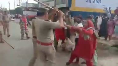 उत्तर प्रदेश के सहारनपुर में 17 वर्षीय शिवा की उसके दोस्तों ने हत्या कर दी। विरोध में पब्लिक ने लाश रखकर हाइवे जाम कर दिया। पुलिस ने लाठीचार्ज कर जाम खुलवाया। हत्यारोपी तेजस गिरफ्तार है। आदित्य और सूर्यांश फरार हैं। #UttarPradesh #saharanpur #murder #UPCrimeNews UP Police