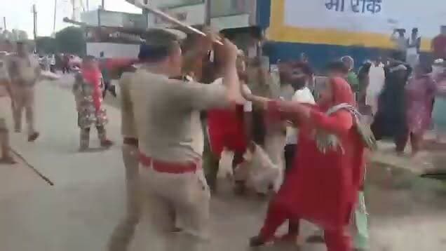 उत्तर प्रदेश के सहारनपुर में 17 वर्षीय शिवा की उसके दोस्तों ने हत्या कर दी। विरोध में पब्लिक ने लाश रखकर हाइवे जाम कर दिया। पुलिस ने लाठीचार्ज कर जाम खुलवाया। हत्यारोपी तेजस गिरफ्तार है। आदित्य और सूर्यांश फरार हैं। #UttarPradesh #saharanpur #murder #UPCrimeNews UP Police