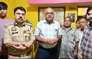 कानपुर निवासी मर्चेंट नेवी के चीफ ऑफिसर दिवंगत सागर गुप्ता के परिवार का दर्द हर गुजरते दिन के साथ और गहरा होता जा रहा है ।
*बीती तारीख़ 18 जुलाई को रूस-यूक्रेन युद्ध के दौरान ब्लैक सी (कालासागर) में हुई उनकी दर्दनाक मौत के बाद भी 10 दिन बीत जाने पर पार्थिव शरीर घर नहीं पहुंच सका। अपने बेटे के अंतिम दर्शन की आस लगाए परिजन लगातार सरकार से मदद की गुहार लगा रहे हैं।
*परिजनों की पीड़ा को देखते हुए जिलाधिकारी जितेंद्र प्रताप सिंह, संयुक्त पुलिस आयुक्त विपिन ताडा और एसडीएम सदर अनुभव सिंह स्वयं उनके घर पहुंचे।
*अधिकारियों ने शोकाकुल परिवार को सांत्वना दी, उनका दुख साझा किया और हरसंभव सरकारी सहयोग का भरोसा दिलाया। दुःखी परिजनों के अनुसार आखिर एक बेटे का पार्थिव शरीर उसके अपने घर कब पहुंचेगा?*
*एक मां की सूनी आंखें, पिता का टूटता हुआ साहस और अपनों की अंतिम विदाई की अधूरी प्रतीक्षा पूरे समाज को झकझोर रही है। हर बीतता दिन इस परिवार के लिए एक नई पीड़ा बनकर सामने आ रहा है।
#shocked #viral #public #international #breaking #latest #newsmpd