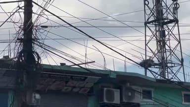 कर्फ्यू के उल्लंघन के बाद, नेपाली सेना ने हेलीकॉप्टर से सुनसरी के इनरुवा समेत कई इलाकों में गश्त की है। #nepal
#IndoNepalBorder #sunsarinepal