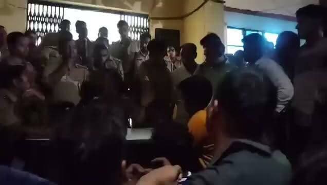मेरठ की महिला थानेदार की कार्यशैली पर विवाद, व्यापारियों ने थाने पर दिया धरना
मेरठ में इकलौती महिला थानेदार पूनम जादौन की कथित "तू-तेरा" भाषा शैली को लेकर व्यापारियों में नाराजगी देखने को मिली। आरोप है कि अभद्र व्यवहार से आक्रोशित व्यापारियों ने थाने पर धरना देकर विरोध जताया और पुलिस अधिकारियों से मामले में उचित कार्रवाई की मांग की।
अब सभी की निगाहें इस बात पर हैं कि पुलिस प्रशासन इस मामले में क्या रुख अपनाता है और विवाद का समाधान कैसे करता है।
#जनमहिमान्यूज़ #मेरठ #पुलिस #महिलाथानेदार #पूनमजादौन #व्यापारी #धरना #विरोधप्रदर्शन #उत्तरप्रदेश #PoliceNews #Meerut #BreakingNews #LawAndOrder #JanMahimaNews