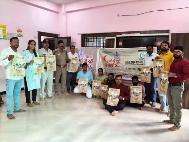 नशे से दूरी है जरूरी 2.0🚫
नशामुक्ति जन जागरूकता अभियान
थाना आष्टा
‘‘नशे से दूरी है जरूरी 2.0’’नशामुक्ति जन जागरूकता अभियान अंतर्गत थाना आष्टा पुलिस द्वारा क्षेत्र के अंतर्गत शहीद भगत सिंह शासकीय स्नातक महाविघालय आष्टा का आयोजन कर व्याख्यान दिया गया, नशे के दुष्प्रभावों के संबंध में जानकारी देकर शपथ दिलाई गई, एवं नशा मुक्ति से सम्बंधित पम्पलेट वितरण किये गये,
#NasheSeDooriHaiZaroori2_0