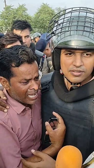 नर्मदापुरम -एक किसान रोते हुए पुलिस के पैरों में गिरा। वहां मौजूद एसपी साईं कृष्णा एस थोटा ने किसान को उठाया और उसे गले लगा लिया।किसान रोते हुए बोला हमारी बात मान लो। मूंग खरीद लो।