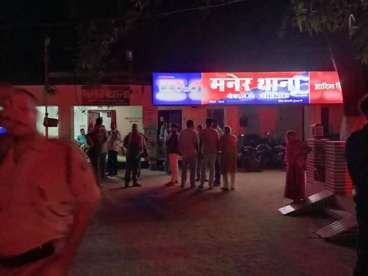 पटना राजधानी के मनेर थाना क्षेत्र अंतर्गत शेरपुर गांव स्थित गंगा घाट से पुलिस ने ग्रामीणों की सूचना पर एक अज्ञात युवक के शव को बरामद किया है। मृतक युवक के शव को बरामद कर पुलिस ने पोस्टमार्टम हेतु अनुमंडलीय अस्पताल दानापुर भेज दिया है। हालांकि मृतक की अब तक पहचान नहीं हो सकी है। इधर स्थानीय लोगों ने युवक की हत्या कर शव को गंगा नदी में ठिकाने लगाने के नियत से फेंकने की संभावना जताई है। उधर मनेर पुलिस मामले की जांच कर कार्रवाई के लिए जुटी हुई है। <nis:link nis:type=tag nis:id=manerthana nis:value=manerthana nis:enabled=true nis:link/> <nis:link nis:type=tag nis:id=patnapolice nis:value=patnapolice nis:enabled=true nis:link/> <nis:link nis:type=tag nis:id=deathyoungman nis:value=DeathYoungman nis:enabled=true nis:link/> <nis:link nis:type=tag nis:id=gangaghat nis:value=gangaghat nis:enabled=true nis:link/>