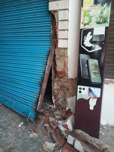 सलेमपुर अल्फा गली में मोबाइल की दुकान में चोरी,पुलिस जांच में जुटी