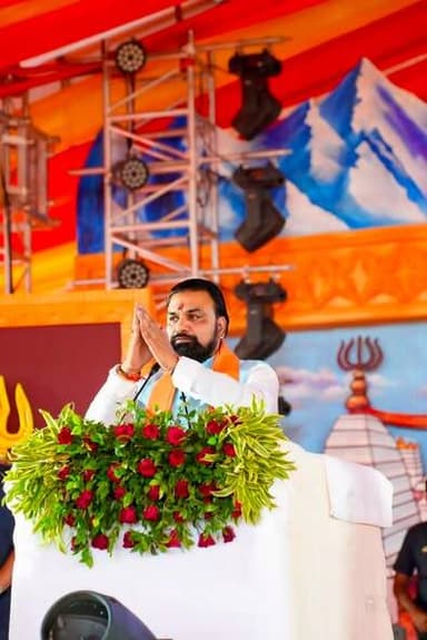 पटना 28 जुलाई 2026 :- मुख्यमंत्री श्री सम्राट चौधरी ने आज भागलपुर जिले के सुल्तानगंज स्थित नमामि गंगे घाट पर विधिवत पूजा-अर्चना एवं दीप प्रज्ज्वलित कर श्रावणी मेला-2026 का भव्य शुभारंभ किया। इस अवसर पर उन्होंने कहा कि श्रावणी मेला केवल आस्था का पर्व नहीं बल्कि बिहार की समृद्ध सांस्कृतिक विरासत एवं आध्यात्मिक परंपरा का जीवंत प्रतीक है। राज्य सरकार श्रद्धालुओं की सुविधा, सुरक्षा और बेहतर व्यवस्थाओं के लिए पूरी प्रतिबद्धता के साथ कार्य कर रही है।
मुख्यमंत्री ने कहा कि धार्मिक पर्यटन को देखते हुए सुल्तानगंज में अंतर्राष्ट्रीय स्तर का एयरपोर्ट बनाया जाएगा। अजगैबीनाथ से अगुवानी घाट तक रोप-वे का निर्माण होगा। भागलपुर से मुंगेर तक लगभग 83 किलोमीटर लंबा गंगा पथ (मरीन ड्राइव) विकसित किया जाएगा। साथ ही क्षेत्र में इंडस्ट्रियल कॉरिडोर, नए टाउनशिप और पर्यटन सुविधाओं का भी विस्तार किया जाएगा।
मुख्यमंत्री ने कहा कि अगुवानी-सुल्तानगंज गंगा पुल का निर्माण कार्य 31 दिसंबर 2027 से पहले हर हाल में पूरा कर लिया जाएगा। सुल्तानगंज से देवघर तक फोरलेन सड़क का निर्माण भी बरसात के बाद तेज गति से शुरू होगा। इसके अलावा सुल्तानगंज-देवघर नई रेललाइन की प्रक्रिया भी आगे बढ़ चुकी है। उन्होंने कहा कि अजगैबीनाथ धाम में हरिद्वार की तर्ज पर दोनों ओर घाट विकसित किए जाएंगे ताकि श्रद्धालुओं को बेहतर सुविधाएं मिल सके। अजगैबीनाथ धाम क्षेत्र को धार्मिक पर्यटन का बड़ा केंद्र बनाया जाएगा। यहां यहां डॉल्फिन पर्यटन विकसित करने, गंगा पार्क बनाने और रोप-वे परियोजना शुरू करने की दिशा में भी सरकार काम कर रही है।
मुख्यमंत्री ने कहा कि नाथनगर क्षेत्र में विक्रमशिला टाउनशिप तथा बरियारपुर-मुंगेर क्षेत्र में 'अंग टाउनशिप' विकसित की जाएगी। गोराडीह और असरगंज में इंडस्ट्रियल कॉरिडोर स्थापित कर रोजगार और निवेश के नए अवसर सृजित किए जाएंगे। उन्होंने कहा कि सरकार ने शिक्षा के क्षेत्र में भी बड़े कदम उठाए हैं। जिन 211 प्रखंडों में डिग्री कॉलेज नहीं थे, वहां डिग्री कॉलेज खोले गये हैं। राज्य के 551 स्थानों पर मॉडल स्कूल स्थापित किए गये हैं, जहां छात्र-छात्राओं को नीट और जे०ई०ई० जैसी प्रतियोगी परीक्षाओं की तैयारी के लिए आधुनिक सुविधाएं और ऑनलाइन शिक्षकों की उपलब्धता सुनिश्चित की जा रही है।
मुख्यमंत्री ने कहा कि सरकार अगले पांच वर्षों में एक करोड़ लोगों को रोजगार उपलब्ध कराने के संकल्प के साथ कार्य कर रही है। प्रधानमंत्री श्री नरेंद्र मोदी के विकसित भारत और पूर्व मुख्यमंत्री श्री नीतीश कुमार के समृद्ध बिहार के संकल्प को साकार करने की दिशा में बिहार तेजी से आगे बढ़ रहा है। श्रावणी मेले को दुनिया की सबसे बड़ी आस्था का केंद्र बताते हुए मुख्यमंत्री ने कहा कि करोड़ों श्रद्धालु एक वेश, एक संकल्प और 'बोल बम' के उद्घोष के साथ सुल्तानगंज से देवघर तक पदयात्रा करते हैं, जो विश्व में सामाजिक समरसता और आस्था का अद्भुत उदाहरण है। बिहार सरकार के पर्यटन सहित सभी विभाग श्रद्धालुओं की सुविधा के लिए समन्वय के साथ कार्य कर रहे हैं। वहीं स्थानीय लोग भी सेवा भाव से कांवरियों की सहायता में जुटे हुए हैं। मुख्यमंत्री ने बाबा अजगैबीनाथ और बाबा बैद्यनाथ के चरणों में प्रणाम करते हुए प्रदेशवासियों के सुख, समृद्धि और बिहार के निरंतर विकास की कामना की।
कार्यक्रम में श्रावणी मेले की तैयारियों पर आधारित वृत्तचित्र दिखाया गया। साथ ही मुख्यमंत्री ने पर्यटन विभाग की पुस्तिका का लोकार्पण किया। इस अवसर पर मुख्यमंत्री ने श्रावणी मेला ऐप का भी लोकार्पण किया। ऐप के माध्यम से श्रद्धालुओं को यात्रा से संबंधित सभी जानकारियां मिलेगी।
इस मौके पर स्थानीय जनप्रतिनिधियों ने पुष्प गुच्छ और अंगवस्त्र भेंटकर मुख्यमंत्री का स्वागत किया।
इसके पूर्व मुख्यमंत्री ने सुल्तानगंज स्थित कांवरिया पथ पर निर्मित सेवा शिविर का फीता काटकर शुभारंभ किया। इस अवसर पर उन्होंने कहा कि श्रावणी मेला केवल आस्था का पर्व नहीं, बल्कि करोड़ों श्रद्धालुओं की सेवा का भी महापर्व है। बिहार सरकार श्रद्धालुओं को सुरक्षित, सुगम और सुविधाजनक यात्रा उपलब्ध कराने के लिए स्वास्थ्य, पेयजल, विश्राम, विश्राम, सुरक्षा तथा अन्य आवश्यक व्यवस्थाएं सुनिश्चित कर रही है। मुख्यमंत्री ने विश्वास जताया कि प्रशासन और स्थानीय लोगों के सहयोग से इस वर्ष का श्रावणी मेला श्रद्धालुओं के लिए और अधिक व्यवस्थित एवं सुविधाजनक होगा।
इस अवसर पर राजस्व एवं भूमि सुधार मंत्री डॉ० दिलीप कुमार जायसवाल, पर्यटन मंत्री श्री केदार प्रसाद गुप्ता, ग्रामीण विकास मंत्री श्री श्रवण कुमार, सांसद श्री अजय मंडल, सांसद श्री गिरिधारी यादव, विधायक श्री मिथुन कुमार यादव, विधायक श्री शुभानंद मुकेश, विधायक श्री ललित नारायण मंडल, विधान पार्षद डॉ० एन०के० यादव, विधान पार्षद श्री विजय कुमार सिंह सहित अन्य जनप्रतिनिधिगण, मुख्यमंत्री के सचिव श्री लोकेश कुमार सिंह, जल संसाधन विभाग के सचिव डॉ० चंद्रशेखर सिंह, विकास आयुक्त श्री मिहिर कुमार सिंह, पुलिस महानिदेशक श्री विनय कुमार, जिलाधिकारी श्रीमती अलंकृता पांडेय, पुलिस अधीक्षक श्री प्रमोद कुमार यादव सहित अन्य वरिष्ठ अधिकारीगण और बड़ी संख्या में श्रद्धालुगण उपस्थित थे।
JEEVIKA Bihar
Panchayati Raj Department, Government of Bihar
Bhagalpur District Administration