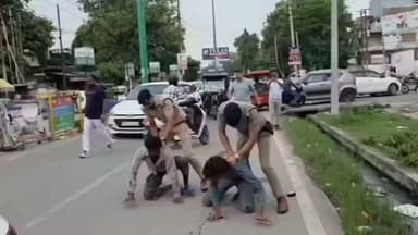 रुद्रपुर में सामूहिक दुष्कर्म के आरोपी भागे पुलिस ने दौड़ाकर पकड़ा आक्रोशित भीड़ ने की पिटाई: रुद्रपुर में सामूहिक दुष्कर्म के मामले में गिरफ्तार किए गए आरोपियों को लेकर उस समय हंगामा हो गया, जब वे पुलिस की पकड़ से भागने की कोशिश करने लगे। पुलिस ने पीछा कर दोनों आरोपियों को पकड़ लिया। इस दौरान मौके पर मौजूद आक्रोशित भीड़ ने आरोपियों की पिटाई कर दी।घटना के बाद इलाके में तनाव का माहौल बन गया। पुलिस ने स्थिति को नियंत्रित करते हुए आरोपियों को हिरासत में लिया और आगे की कानूनी कार्रवाई शुरू कर दी। मामले की जांच जारी है।
#रुद्रपुर #गैंगरैप #उत्तराखंड #पुलिस परेड