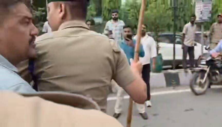 पुलिस कस्टडी से भाग रहे गैं*गरे*प के आरोपियों पर टूटा भीड़ का कहर, भीड़ से आरोपियों को छुड़ाने में छूटे पुलिस के पसीने।
#rudrapur #udhamsinghnagar #GangRape #facebookreelsviral #facebookreels #facebookviral #facebookpost #fightcoronavirus #uttrakhand