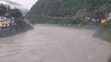 🚨 रुद्रप्रयाग में बारिश का कहर 🌧️
⚠️ अलकनंदा और मंदाकिनी दोनों नदियां खतरे के निशान से ऊपर बह रही हैं।
लगातार मूसलाधार बारिश से जिले में हालात गंभीर बने हुए हैं। दोनों नदियों का जलस्तर लगातार बढ़ रहा है, जिससे नदी किनारे के इलाकों में खतरा बढ़ गया है। कई स्थानों पर तेज बहाव के साथ मलबा और पेड़ भी बहते दिखाई दे रहे हैं।
📍 प्रशासन ने पूरे जिले में अलर्ट जारी किया है।
🚫 नदी-नालों के किनारे जाने से बचें।
🚗 अनावश्यक यात्रा न करें।
📢 केवल प्रशासन द्वारा जारी एडवाइजरी का ही पालन करें।
आपदा प्रबंधन, पुलिस और SDRF की टीमें पूरी तरह मुस्तैद हैं।
👉 सुरक्षित रहें, सतर्क रहें और इस महत्वपूर्ण जानकारी को अधिक से अधिक लोगों तक साझा करें।
#Rudraprayag #Uttarakhand #RainAlert #Alaknanda #Mandakini #WeatherUpdate #DisasterAlert #SDRF #HeavyRain #UttarakhandNews