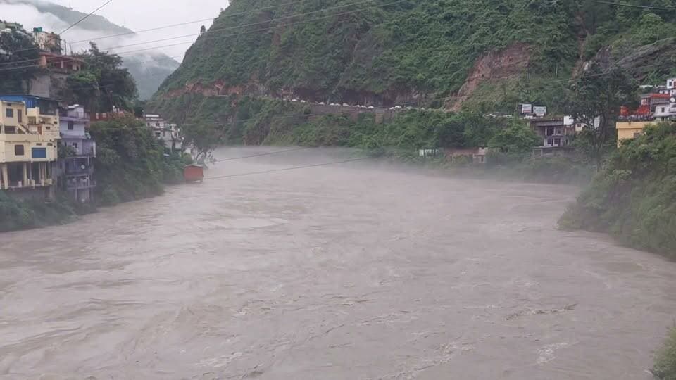 🚨 रुद्रप्रयाग में बारिश का कहर 🌧️
⚠️ अलकनंदा और मंदाकिनी दोनों नदियां खतरे के निशान से ऊपर बह रही हैं।
लगातार मूसलाधार बारिश से जिले में हालात गंभीर बने हुए हैं। दोनों नदियों का जलस्तर लगातार बढ़ रहा है, जिससे नदी किनारे के इलाकों में खतरा बढ़ गया है। कई स्थानों पर तेज बहाव के साथ मलबा और पेड़ भी बहते दिखाई दे रहे हैं।
📍 प्रशासन ने पूरे जिले में अलर्ट जारी किया है।
🚫 नदी-नालों के किनारे जाने से बचें।
🚗 अनावश्यक यात्रा न करें।
📢 केवल प्रशासन द्वारा जारी एडवाइजरी का ही पालन करें।
आपदा प्रबंधन, पुलिस और SDRF की टीमें पूरी तरह मुस्तैद हैं।
👉 सुरक्षित रहें, सतर्क रहें और इस महत्वपूर्ण जानकारी को अधिक से अधिक लोगों तक साझा करें।
#Rudraprayag #Uttarakhand #RainAlert #Alaknanda #Mandakini #WeatherUpdate #DisasterAlert #SDRF #HeavyRain #UttarakhandNews