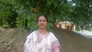 सर्वोदय इंटर कॉलेज में छात्रों का प्रदर्शन, प्रशासन से वार्ता के बाद कक्षाओं में लौटे
फतेहपुर। थाना किशनपुर क्षेत्र स्थित सर्वोदय इंटर कॉलेज में मंगलवार प्रातः छात्रों ने अपनी विभिन्न मांगों को लेकर एकत्र होकर प्रदर्शन किया। सूचना मिलते ही जिला प्रशासन सक्रिय हुआ और जिला विद्यालय निरीक्षक (डीआईओएस), संबंधित उपजिलाधिकारी (एसडीएम) तथा थाना किशनपुर पुलिस मौके पर पहुंची।
प्रशासनिक अधिकारियों ने छात्रों से वार्ता कर उनकी समस्याएं सुनीं। छात्रों ने विद्यालय में आरओ के माध्यम से स्वच्छ पेयजल, प्रत्येक कक्षा में पर्याप्त पंखों की व्यवस्था, निर्धारित मेनू के अनुसार मध्याह्न भोजन, कक्षा 6, 7 एवं 8 के विद्यार्थियों के लिए बेंच-डेस्क, शौचालयों एवं खेल मैदान की नियमित साफ-सफाई तथा विज्ञान वर्ग की मान्यता दिए जाने की मांग उठाई।
जिलाधिकारी श्रीमती निधि गुप्ता वत्स ने बताया कि छात्रों की पहली छह मांगों पर जिला विद्यालय निरीक्षक द्वारा विद्यालय प्रबंधन को आवश्यक निर्देश जारी कर दिए गए हैं और संबंधित कार्यवाही शुरू कर दी गई है। पेयजल, पंखों की व्यवस्था, मध्याह्न भोजन तथा साफ-सफाई से जुड़े कार्यों को प्राथमिकता के आधार पर पूरा कराया जाएगा।
विज्ञान वर्ग की मान्यता के संबंध में प्रशासन ने स्पष्ट किया कि आवश्यक प्रयोगशालाओं एवं अन्य आधारभूत सुविधाओं के निर्माण के बाद नियमानुसार मान्यता की प्रक्रिया आगे बढ़ाई जाएगी।
प्रशासन के अनुसार पूरे घटनाक्रम के दौरान कानून-व्यवस्था पूरी तरह सामान्य रही। अधिकारियों से वार्ता के बाद सभी छात्र शांतिपूर्वक अपनी-अपनी कक्षाओं में लौट गए।
#DigitalKhabar #Fatehpur #Kishanpur #SarvodayaInterCollege #DMFatehpur #NidhiGuptaVats