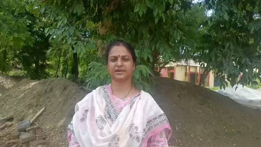 सर्वोदय इंटर कॉलेज में छात्रों का प्रदर्शन, प्रशासन से वार्ता के बाद कक्षाओं में लौटे
फतेहपुर। थाना किशनपुर क्षेत्र स्थित सर्वोदय इंटर कॉलेज में मंगलवार प्रातः छात्रों ने अपनी विभिन्न मांगों को लेकर एकत्र होकर प्रदर्शन किया। सूचना मिलते ही जिला प्रशासन सक्रिय हुआ और जिला विद्यालय निरीक्षक (डीआईओएस), संबंधित उपजिलाधिकारी (एसडीएम) तथा थाना किशनपुर पुलिस मौके पर पहुंची।
प्रशासनिक अधिकारियों ने छात्रों से वार्ता कर उनकी समस्याएं सुनीं। छात्रों ने विद्यालय में आरओ के माध्यम से स्वच्छ पेयजल, प्रत्येक कक्षा में पर्याप्त पंखों की व्यवस्था, निर्धारित मेनू के अनुसार मध्याह्न भोजन, कक्षा 6, 7 एवं 8 के विद्यार्थियों के लिए बेंच-डेस्क, शौचालयों एवं खेल मैदान की नियमित साफ-सफाई तथा विज्ञान वर्ग की मान्यता दिए जाने की मांग उठाई।
जिलाधिकारी श्रीमती निधि गुप्ता वत्स ने बताया कि छात्रों की पहली छह मांगों पर जिला विद्यालय निरीक्षक द्वारा विद्यालय प्रबंधन को आवश्यक निर्देश जारी कर दिए गए हैं और संबंधित कार्यवाही शुरू कर दी गई है। पेयजल, पंखों की व्यवस्था, मध्याह्न भोजन तथा साफ-सफाई से जुड़े कार्यों को प्राथमिकता के आधार पर पूरा कराया जाएगा।
विज्ञान वर्ग की मान्यता के संबंध में प्रशासन ने स्पष्ट किया कि आवश्यक प्रयोगशालाओं एवं अन्य आधारभूत सुविधाओं के निर्माण के बाद नियमानुसार मान्यता की प्रक्रिया आगे बढ़ाई जाएगी।
प्रशासन के अनुसार पूरे घटनाक्रम के दौरान कानून-व्यवस्था पूरी तरह सामान्य रही। अधिकारियों से वार्ता के बाद सभी छात्र शांतिपूर्वक अपनी-अपनी कक्षाओं में लौट गए।
#DigitalKhabar #Fatehpur #Kishanpur #SarvodayaInterCollege #DMFatehpur #NidhiGuptaVats