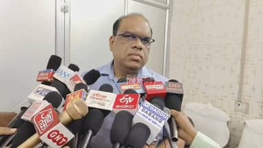 Janjgir Big News : जिला अस्पताल एक बार सुर्खियों में, विधायक ब्यास कश्यप ने कहा, '3 दिनों में 1 लाख 10 रुपये का डीजल खपत, भाजपा नेताओं की गाड़ियों में जिला अस्पताल की पर्ची से डीजल भरवाए जा रहे हैं', सिविल सर्जन डॉ. बीएल जागृति ने कहा... 'जिला अस्पताल में लगे हैं 3 जनरेटर'... Video
जांजगीर-चाम्पा. जांजगीर का जिला अस्पताल एक बार सुर्खियों में है. विधायक ब्यास कश्यप ने कहा है कि जिला अस्पताल में 3 दिनों में 1 लाख 10 रुपये का डीजल उपयोग किया गया है. विधायक ने यह भी कहा है कि भाजपा नेताओं की गाड़ियों में जिला अस्पताल की पर्ची से डीजल भरवाए जा रहे हैं. इस पर जिला अस्पताल के सिविल सर्जन डॉ. बीएल जागृति ने कहा है कि 3 जनरेटर लगे हैं, जहां डीजल की खपत हो रही है. अभी बिजली गुल की समस्या बनी हुई है. उन्होंने कहा है कि डीजल में कोई गड़बड़ी नहीं हुई है.