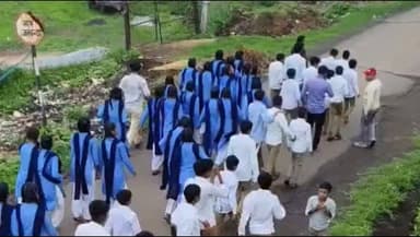 खातला के सरकारी स्कूल के विद्यार्थियों ने संस्कृत के विद्यार्थी के ट्रांसफर पर खोला मोर्चा सड़कों पर उतरकर जताया विरोध #reel #mohandhakle