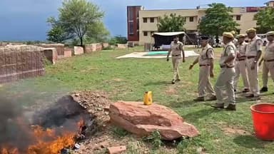 करौली पुलिस की बड़ी कार्रवाई: 3.10 करोड़ रुपये के मादक पदार्थों का किया निस्तारण, गांजा तस्कर गिरफ्तार #57news
सहयोगी रिपोर्टर हनीस शेख, कुतकपुर
करौली पुलिस मुख्यालय जयपुर के निर्देशानुसार करौली पुलिस द्वारा अवैध मादक पदार्थों के विरुद्ध विशेष अभियान के तहत बड़ी कार्रवाई करते हुए विभिन्न प्रकरणों में जब्त करीब 3 करोड़ 10 लाख रुपये मूल्य के मादक पदार्थों का वैज्ञानिक तरीके से निस्तारण किया गया।
पुलिस अधीक्षक लोकेश सोनवाल (IPS) के निर्देशन में जिला स्तरीय औषधि व्ययन समिति की निगरानी में जब्त 60.57 ग्राम स्मैक, 21.36 किलोग्राम गांजा, 109 ग्राम अफीम, 20 किलो 500 ग्राम डोडा पोस्त तथा प्रतिबंधित नशीली दवाइयों को नष्ट किया गया। इस दौरान अतिरिक्त पुलिस अधीक्षक, पुलिस निरीक्षक एवं अन्य अधिकारी मौजूद रहे।
इसी अभियान के तहत मंडरायल थाना पुलिस ने कार्रवाई करते हुए 479 ग्राम अवैध गांजा के साथ एक आरोपी शिवचरण उर्फ कल्ली (35) को गिरफ्तार किया। बरामद गांजे की अंतरराष्ट्रीय बाजार में कीमत लगभग 25 हजार रुपये बताई गई है।
पुलिस के अनुसार आरोपी से पूछताछ जारी है और इस मामले में मादक पदार्थ तस्करी से जुड़े अन्य लोगों की भूमिका की भी जांच की जा रही है। करौली पुलिस ने स्पष्ट किया है कि जिले में नशा तस्करों के विरुद्ध अभियान लगातार जारी रहेगा।