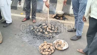 राजनाधनी भोपाल में किसान सुबह का नाश्ता तैयार करते हुए, डाल बाटी के साथ आंदोलन की हो रही है शुरुआत। ChamablTV
#ChambalTV #FarmerProtest #kisan #kisanandolan #bhopal