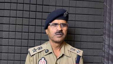 #चित्रकूट
डीएम की फर्जी आईडी बनाकर ₹50 हजार की साइबर ठगी
जिलाधिकारी की फोटो लगाकर बनाई गई फर्जी सोशल मीडिया आईडी से फर्नीचर व्यवसायी को बनाया शिकार।
ठग ने फर्नीचर खरीदने का झांसा देकर व्यवसायी से ₹50 हजार अपने खाते में कराए ट्रांसफर।
पीड़ित की तहरीर पर साइबर थाने में मुकदमा दर्ज, पुलिस जांच में जुटी।