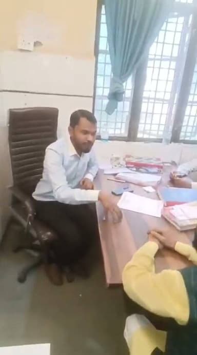 चित्रकूट
डॉक्टर के ऊपर अभद्रता का आरोप, युवा समाजसेवी शानू गुप्ता ने डॉक्टर से मरीज को देखने की कही बात तो उनके अनुसार डॉक्टर ने की अभद्रता, पूरा मामला जिला चिकित्सालय का, विडियो सोशल मीडिया में वायरल !